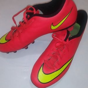 Nike Womens Soccer Cleats sz 7 neon red and yellow